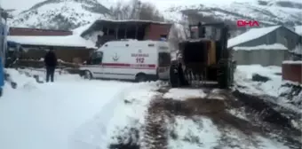 Sivas yolu kapalı köylerdeki hastaları karla mücadele ekipleri kurtardı