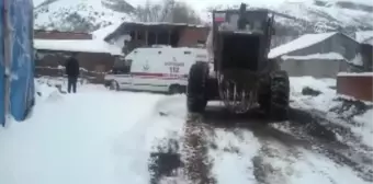 Yolu kardan kapanan köylerde mahsur kalan 2 hasta hastanelere ulaştırıldı