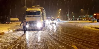 Afyonkarahisar-Antalya kara yolunda trafik akışı güçlükle sağlanıyor