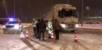 Afyonkarahisar-Antalya kara yolunda trafik akışı güçlükle sağlanıyor