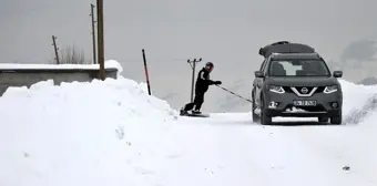 Van'ın karlı sokaklarında snowboard yaptı