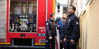 Çatı katından çıkan dumanları polis ekipleri fark etti