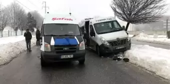 Sivas'ta buzlanan yolda servis minibüsleri çarpıştı: 12 yaralı