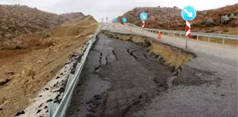 Çöken yol trafiğe kapandı