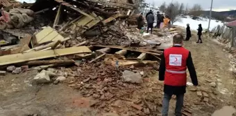 Kastamonu'da fırtına nedeniyle 2 katlı ahşap ev yıkıldı