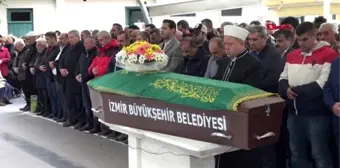 Samsun'daki evinde ölü bulunan doktor, izmir'de toprağa verildi