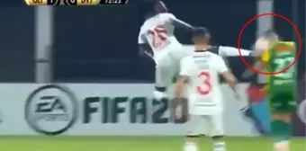 Adebayor'dan insanlık dışı faul! Karate...