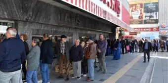 İzmir halkı koronavirüs salgını sonrasında kolonya sırasına girdi