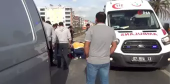 Motosiklet minibüse arkadan çarptı: 1 yaralı