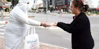 Konyaaltı Belediyesi sahada maske kiti dağıtıyor