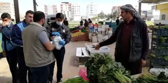 Viranşehir semt pazarında ücretsiz maske dağıtıldı