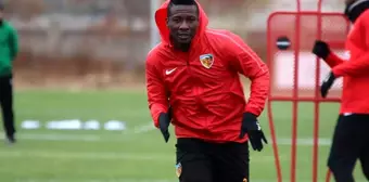 Asamoah Gyan koronavirüsten korunmak için geleneksel yöntemlere başvurdu