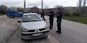 Hocalar'a komşu ilçe Banaz'dan kaçak geçişleri önlemek için köy yollarını toprakla kapatıldı