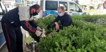 Evde kalan vatandaşlar, görev başındaki polisleri yine unutmadı