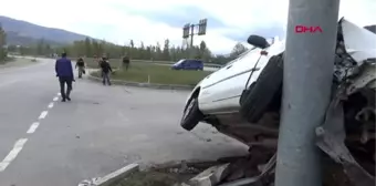 TOKAT Kontrolden çıkan otomobil, trafik levhasında asılı kaldı