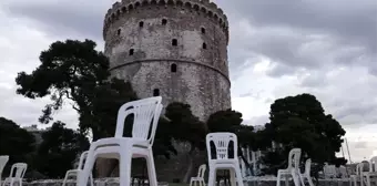 Yunanistan'da restoran ve kafe sahiplerinden 'boş sandalyeli' protesto