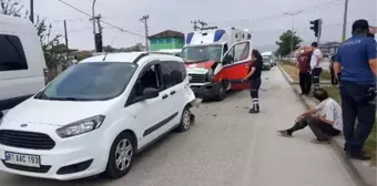 Düzce'de kavşakta ambulans ve 2 otomobil çarpıştı: 1 yaralı