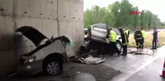 Kastamonu'da otomobil üst geçit ayağına çarptı: 2 ölü, 1 yaralı