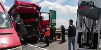 KOCAELİ TIR'ların çarpıştığı kazada meyve ve sebzeler yola saçıldı