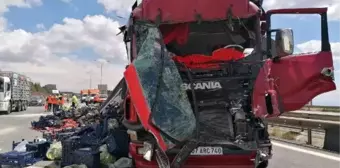 TIR'ların çarpıştığı kazada meyve ve sebzeler yola saçıldı