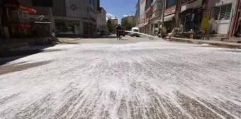 Sandıklı ilçesinin caddeleri köpüklü suyla yıkanıyor