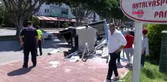 ANTALYA Otomobilin daldığı durak yıkıldı; sürücü ağır yaralı