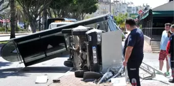 Otomobilin daldığı durak yıkıldı; sürücü ağır yaralı