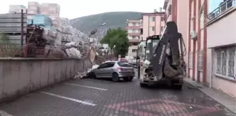 Sağanak nedeniyle inşaat malzemeleri otoparktaki araçların üzerine devrildi