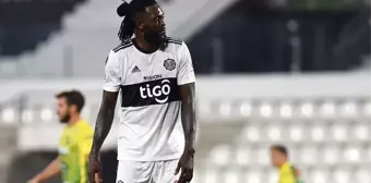 Emmanuel Adebayor, Paraguay ekibi Olimpia ile sadece 4 maça çıkıp yollarını ayırdı