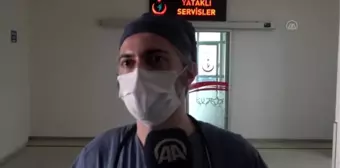 Doktorla tartışan esnaf, acil servisteki sağlık çalışanlarına önlük hediye ederek uzlaştı