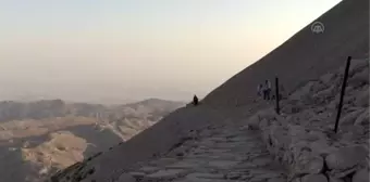 Nemrut, eşsiz manzarasıyla ziyaretçilerini büyülüyor