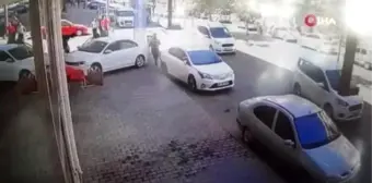 Kaldırımda oturan esnafın arasına otomobil daldı: 1 yaralı