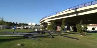 Tırdan düşen borular trafiği aksattı