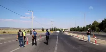 Polis ekiplerinden maske takanlara gül