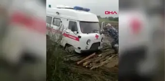 Ambulans çamura saplandı; sağlıkçı hasta için bir kilometre yürüdü