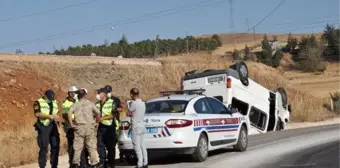 Takla atan minibüsteki 3 kişi, kazadan yara almadan kurtuldu