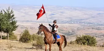 Alp kıyafetli Türk bayraklı atlılar Dinek Dağı zirvesinde