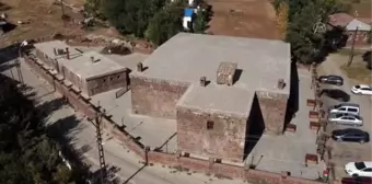 Bitlis'te 5 asırlık han ziyaretçilerini zamanda yolculuğa çıkarıyor