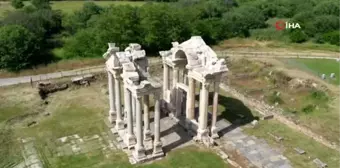 30 yıl önce özel izinle antik kente defnedilmişti; mezarı başında anıldı