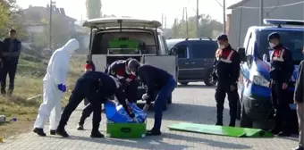 Sokak ortasında başından vurulmuş olarak bulunan gencin yanındaki boş kovanlar cinayet şüphesini doğurdu