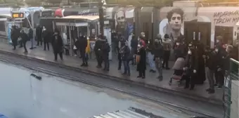 Cevizlibağ'da metrobüs ve tramvaylarda yoğunluk