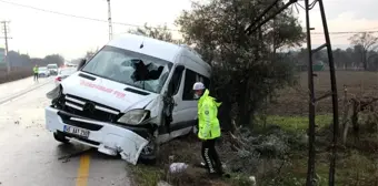 Servis minibüsü kayganlaşan yolda devrildi: 1 yaralı