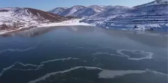 Yüzeyi buz tutan gölet gençlerin uğrak yeri oldu