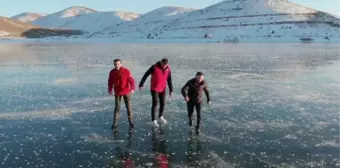 Buz tutan gölde, patenle kaydılar