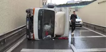 Güngören'de meyve yüklü kamyonet devrildi