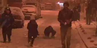 İstanbul'u beyaza bürüyen kar yağışı sokak kısıtlamasını unutturdu