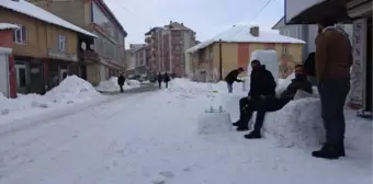 Yüksekovalı esnafın iş yeri önüne yaptığı kardan koltuk ve eşyalara yoğun ilgi