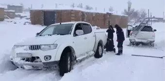 Araçları kara saplanan basın mensuplarını VEDAŞ ekipleri kurtardı