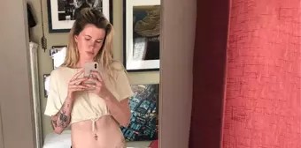 Dur durak bilmiyor! Ireland Baldwin kasığındaki dövmeyi göstermek için pijamasını aşağı indirdi