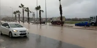 Kuşadası'nda sağanak yağmur ve fırtına etkili oldu